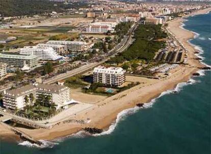 Hoteles y cámpings en Santa Susanna (Barcelona), ubicados dentro de los primeros 500 metros de costa que el Gobierno quiere dejar libres de ladrillo.