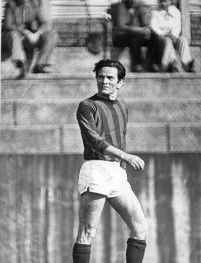 Pier Paolo Pasolini, en un campo de fútbol en Roma en los setenta.