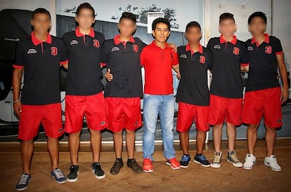 José Alzir posa com jogadores do 3 de Febrero convocados para a seleção sub-15 do Paraguai, em 2015.