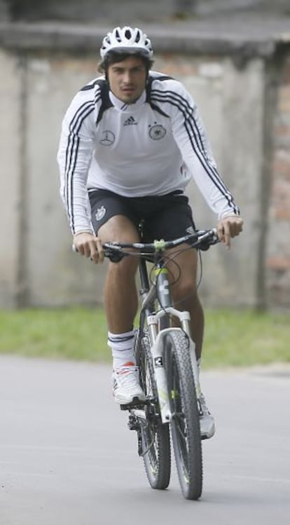 Hummels pasea en bicicleta durante la concentración