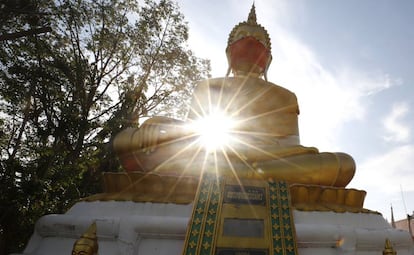 Estatua de Buda con una mascarilla en Tailandia.