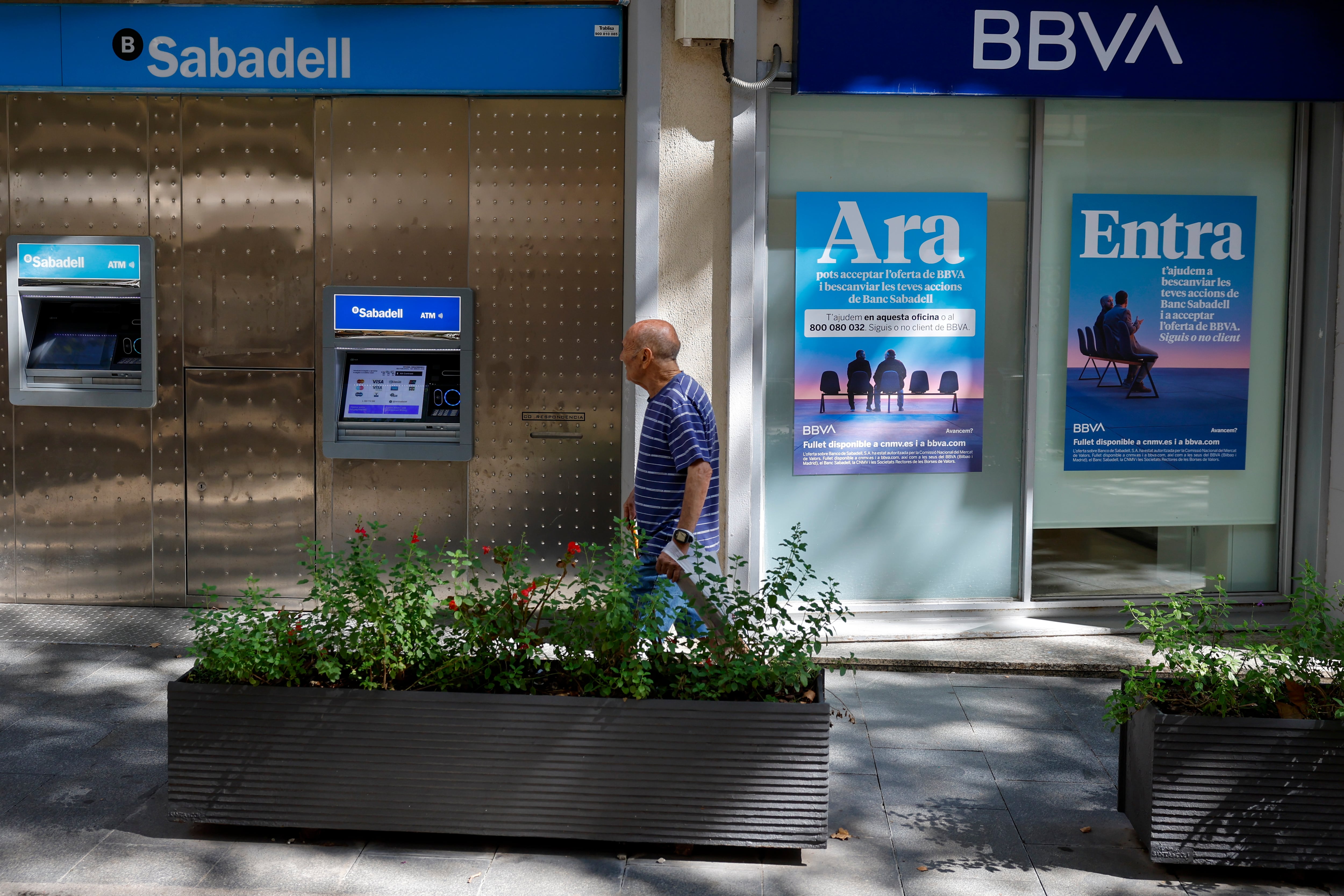 Una oficina del BBVA junto a otra del Banco de Sabadell en Barcelona.