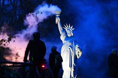 R&eacute;plica de la estatua de la libertad emitiendo humo instalada en el parque Rheineaue como reivindicaci&oacute;n ante la cumbre de Bonn