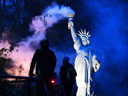 R&eacute;plica de la estatua de la libertad emitiendo humo instalada en el parque Rheineaue como reivindicaci&oacute;n ante la cumbre de Bonn