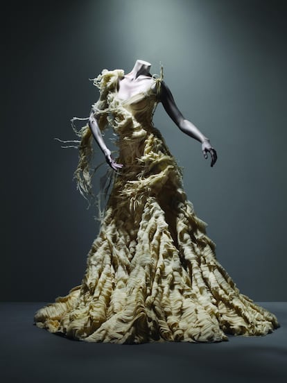 La exposición retropectiva <i>McQueen: Savage Beauty (Belleza Salvaje)</i> se inaugurará en el Museo Metropolitan de Nueva York el próximo 4 de mayo, y podrá verse en la ciudad hasta el 31 de julio. En la imagen, una de las piezas de Alexander McQueen, su vestido <i>Irere</i>, realizado para la colección primavera-verano de 2003.