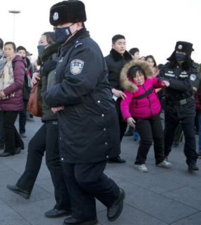 La policía detiene a dos peticionarias durante una protesta en Tiananmen, Pekín, el 5 de marzo.