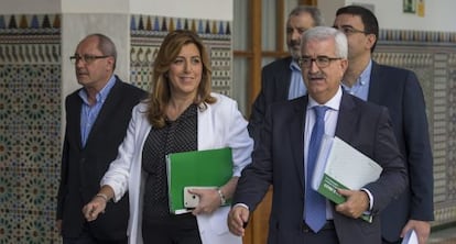 Susana Díaz en dirección a la sesión de control al Gobierno, en el Parlamento de Andalucía.