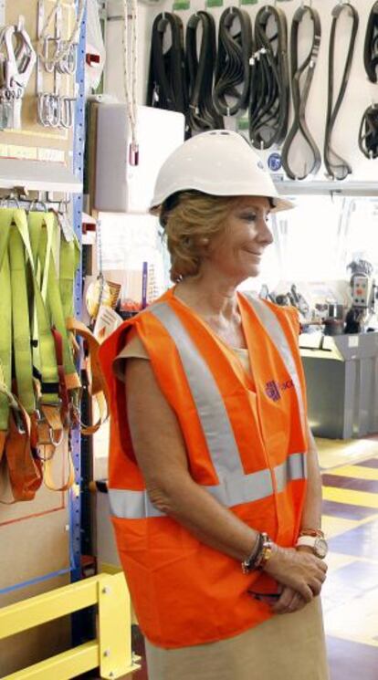 Esperanza Aguirre, durante la visita esta mañana a la fábrica de yesos de Saint Gobain en San Martín de la Vega.