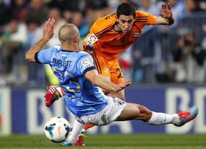 Di María trata de superar a Amrabat