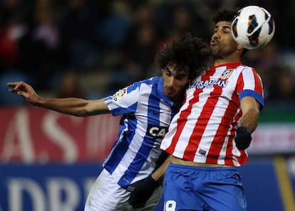 El jugador brasileño del Atlético de Madrid Diego Costa (24 años) llegó al conjunto rojiblanco en 2007 del Sporting de Braga. Ha jugado cedido en el Celta (2007/2008), Albacete (2008/2009), Valladolid (2009/2010) y Rayo Vallecano (2011/2012). En la imagen, Costa cabecea el balón en un encuentro ante la Real Sociedad el pasado 10 de marzo.