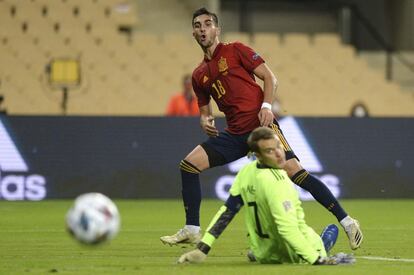 El centrocampista español Ferrán Torres falla un disparo ante Neuer.