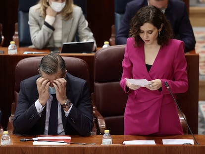 La presidenta de la Comunidad de Madrid, Isabel Díaz Ayuso, junto al consejero de Presidencia, Justicia e Interior, Enrique López, durante el pleno de la Asamblea de Madrid.