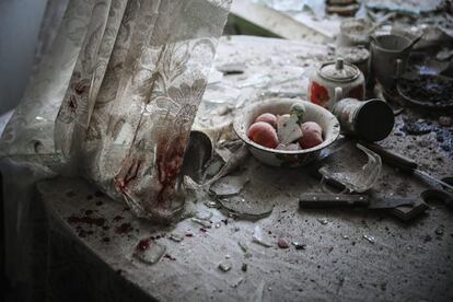 El fotògraf rus de l'agència European Pressphoto Agency (EPA) Serguei Ilnitski és el guanyador en la categoria de notícies generals. La imatge mostra els danys a la taula d'una cuina al centre de Donetsk (Ucraïna), després que rebés l'impacte del foc d'artilleria durant els enfrontaments entre soldats ucraïnesos i milícies prorusses el 26 d'agost del 2014.