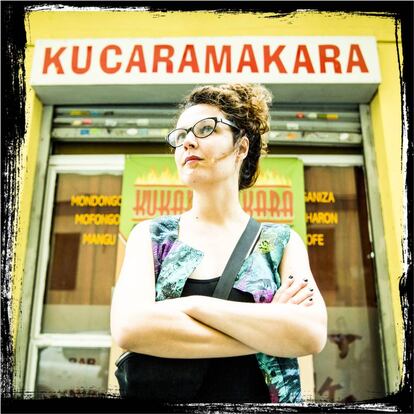 La escritora Sabina Urraca frente al bar dominicano Kukaramacara.