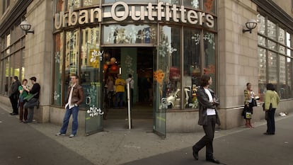 Fachada de una tienda de Urban Outfitters en Manhattan