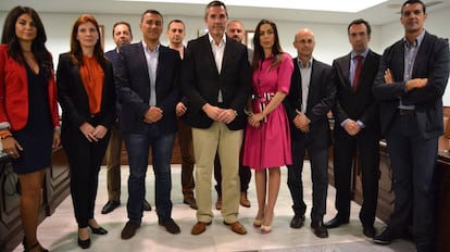 Juan Carlos Maldonado (centro), junto a concejales y miembros de Ciudadanos.