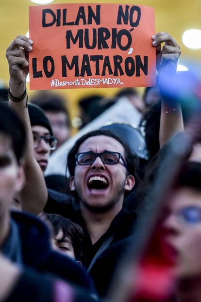 Pero el de Dilan no es el único caso de represión policial. Ya hay abiertas 12 investigaciones en el país. En la imagen, un manifestante sostiene un cartel en un acto en Medellín, este martes.