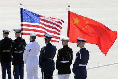 Militares con las banderas de Estados Unidos y China esperan la llegada del presidente chino, Hu Jintao, horas antes de participar en la cumbre de seguridad nuclear, en Washington.
