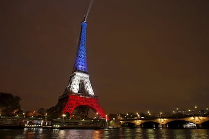 Torre Eiffel com as cores da bandeira da França, em homenagem as vítimas de Paris.