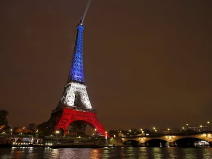 Torre Eiffel com as cores da bandeira da França, em homenagem as vítimas de Paris.