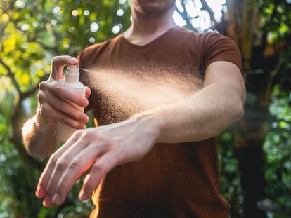 El repelente de mosquitos en espray permite aplicarlo cómodamente en todo el cuerpo. GETTY IMAGES.