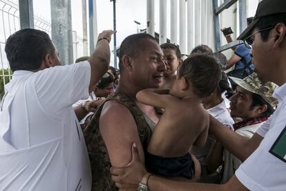 Debido a las altas temperaturas, al sol y al cansancio, una gran cantidad de niños han sufrido deshidratación. En la imagen, un padre llora al lograr que elementos del Instituto Nacional de Migración mexicano le permita el ingreso para que atiendan médicamente a sus hijos.