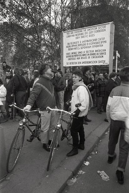 Fotografía tomada en el puesto de Check Point Charlie, uno de los pasos fronterizos entre las dos Alemanias más conocidos.