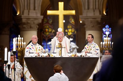 El sacerdote Olivier Ribadeau Dumas, rodeado de miembros del clero, dirige la Eucaristía durante una misa abierta al público en la Catedral de Notre-Dame de París, en París (Francia), el pasado 8 de diciembre.