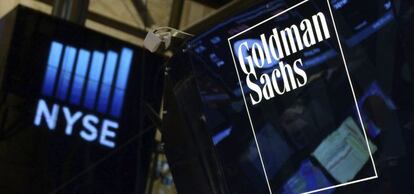 Vista de un logotipo de Goldman Sachs en el parqu&eacute; de la Bolsa de Nueva York.