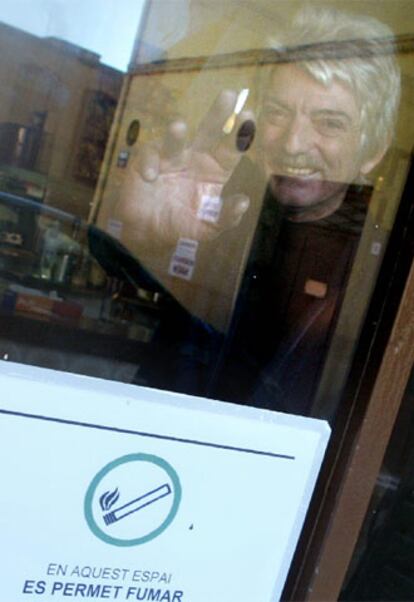 Un trabajador de una fábrica de Barcelona celebra la decisión del restaurante del polígono industrial en el que se encuentra su empresa de permitir fumar, en el primer día laborable tras la entrada en vigor de la ley que prohíbe el consumo de tabaco en numerosos lugares.