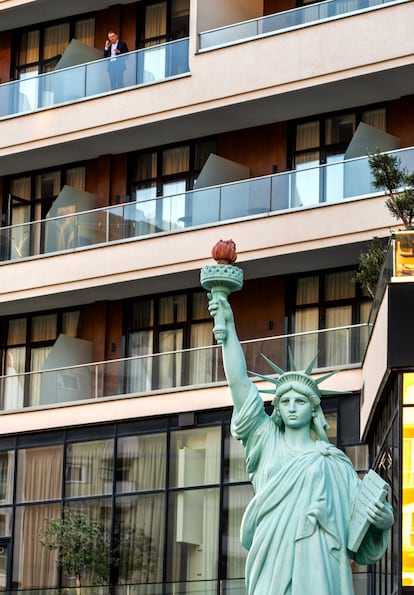 Réplica de la estatua de la Libertad en el hotel Rafaelo, en Shengjin.