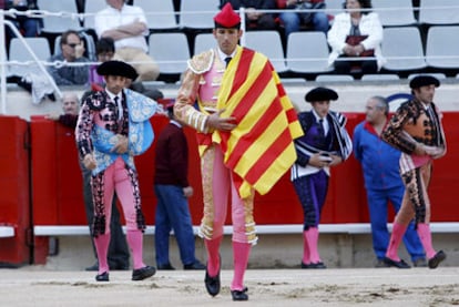 El diestro Serafín Marín, con la barretina por montera y la 'senyera' como capote, en el paseíllo de la corrida celebrada el 16 de mayo en Barcelona.