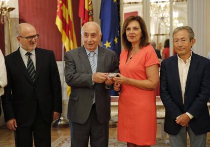 El Síndic de Greuges, José Cholbi, entrega el informe a la vicepresidenta de las Cortes, Carmen Martínez.