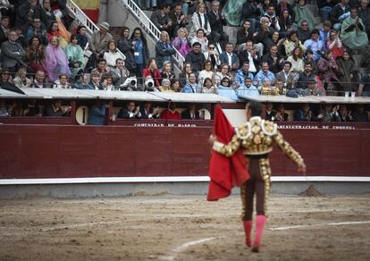 El público de Las Ventas aplaude la actuación del diestro Pepe Moral.