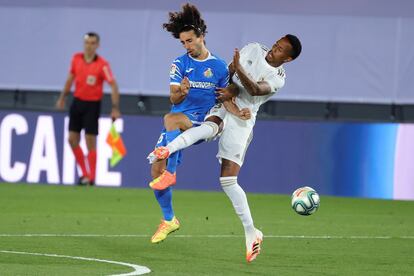 Militao atropella a Cucurella durante el Madrid-Getafe.