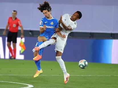 Militao atropella a Cucurella durante el Madrid-Getafe.