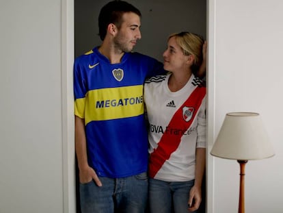 Casal argentino se divide entre Boca e River antes do Superclássico decisivo pela Libertadores.