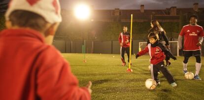 Uno de los alumnos conduce la pelota durante la sesión.