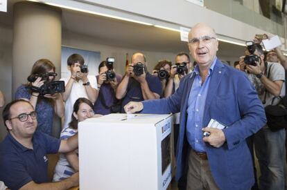 Josep Antoni Duran i Lleida votando en la consulta de Unió.
