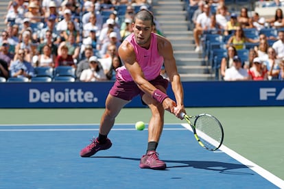 Alcaraz devuelve la pelota durante el partido contra Darderi en la central de Nueva York.