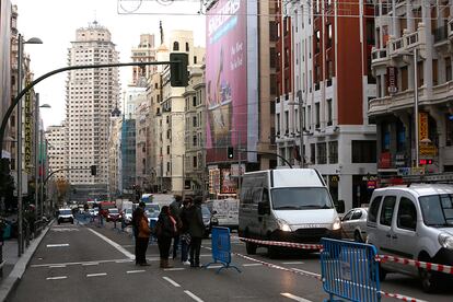 Carril cortado al tráfico en la Gran Vía, el 5 de diciembre de 2016.