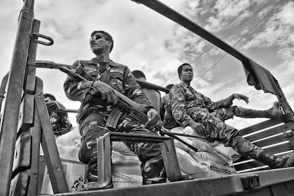 "Durante semanas, el personal militar de tierra filipino establecía el reparto de víveres a través de convoyes desde los puntos de almacenaje, como el City Hall de Taclobán donde, manejando un mapa de las zonas afectadas, decidían cuál era prioritaria. Al principio, al ser frecuentes las confrontaciones con turbas y revueltas de gente que podía asaltar los convoyes, los soldados se dirigían a los destinos fuertemente armados y el reparto de las provisiones también se efectuaba bajo la presencia de patrullas. El momento más conflictivo surgía cuando la gente que pertenecía a zonas no prioritarias intentaba detener el convoy en las carreteras".