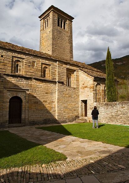 La iglesia de San Pedro de Lárrade y su elegante campanario.