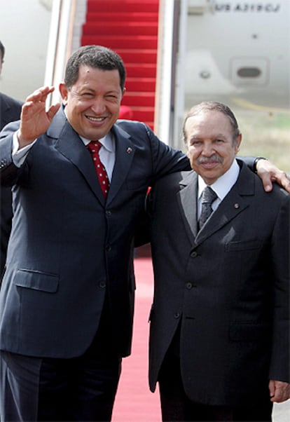 Buteflika (derecha) recibe ayer a Chávez en el aeropuerto de Argel.