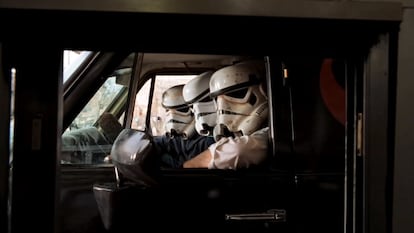 La locura fandom de Star Wars llega hasta el punto de que hay una película sobre la locura fandom de Star Wars. Y no un documental, sino una 'road-movie' sobre un grupo de amigos que tiran carretera y manta para colarse en el rancho Skywalker de George Lucas y ser los primeros seres humanos en ver la novísima y esperadísima 'Star wars. Episodio I. La amenaza fantasma'. Del chasco también se habla. El guion lo firma Ernest Cline, poeta de Austin que recitaba versos frikis en bares texanos y que lo petó con su apoteosis ochentera en formato novela 'Ready player one'. Tanto que lo próximo de Spielberg será adaptarla.