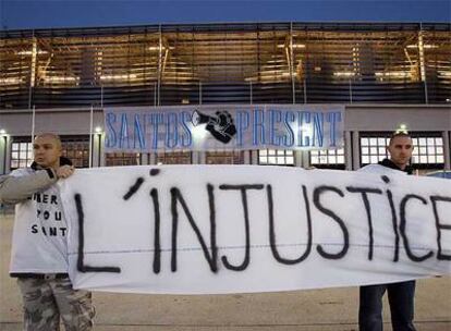 Dos hinchas del Marsella muestran una pancarta de apoyo a Santos Mirasierra en los alrededores del Velodrome.