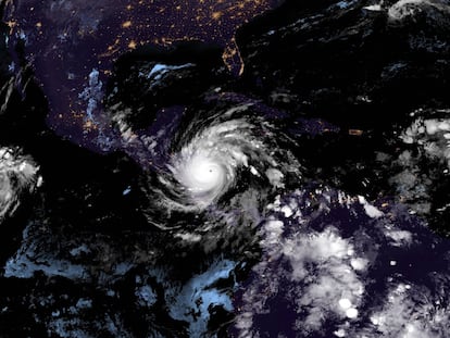 Una imagen satelital del ojo del huracán Iota.