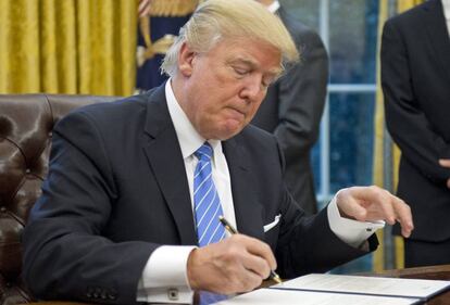 Trump firma una orden ejecutiva para salir del TPP.