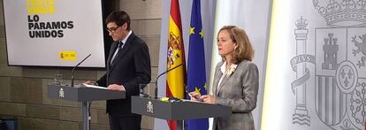 Captura de video de la señal institucional de La Moncloa, del ministro de Sanidad, Salvador Illa, y la vicepresidenta económica del Gobierno, Nadia Calviño, durante la rueda de prensa que ofrecen este lunes en La Moncloa. 