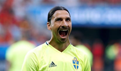 Ibrahimovic se lamenta durante el partido con B&eacute;lgica. 